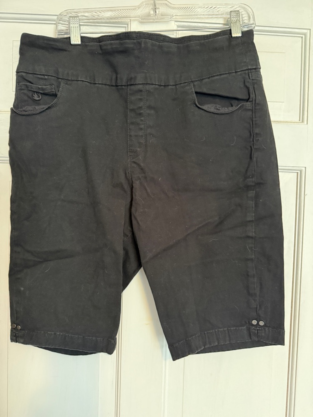 Gloria Vanderbilt Black Stretch Capris with Button-Trim Pockets